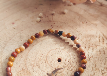 Bracelet en Jaspe Mookaite, pendentif tête de buffle et lune doré