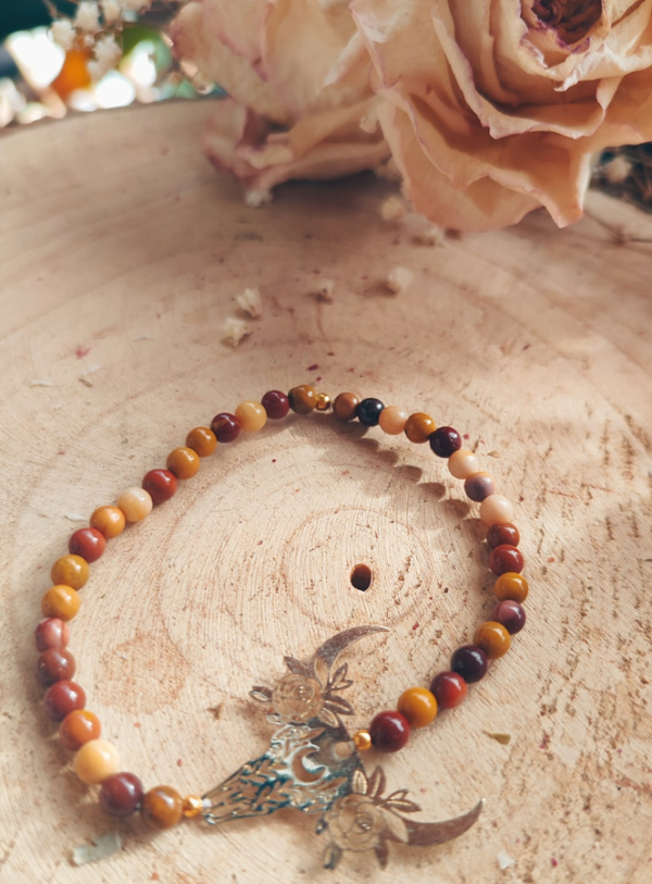Bracelet en Jaspe Mookaite, pendentif tête de buffle et lune doré